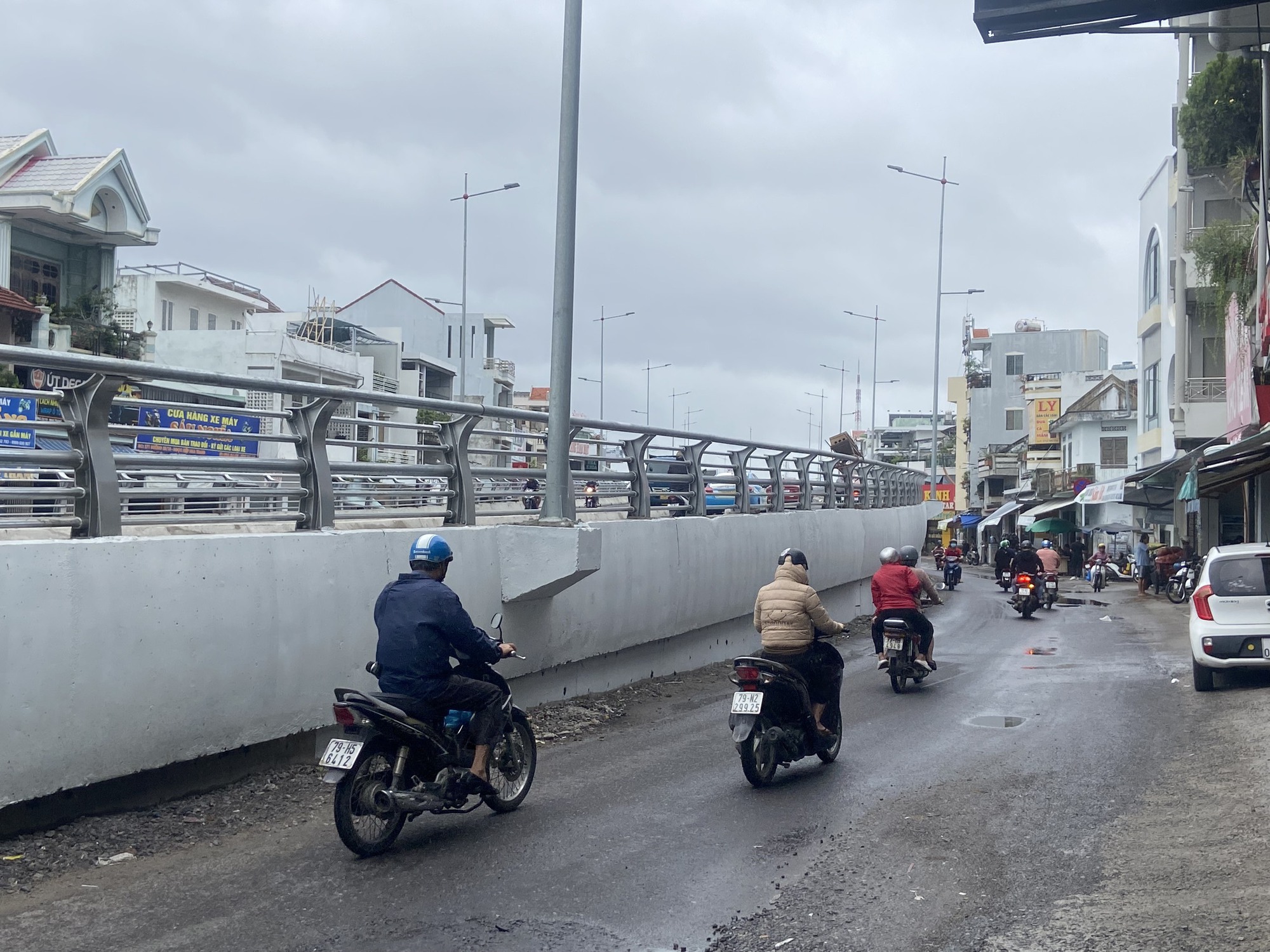 Nha Trang: Giật mình với mố trụ đèn nút giao Ngọc Hội nhô ra đường- Ảnh 4.