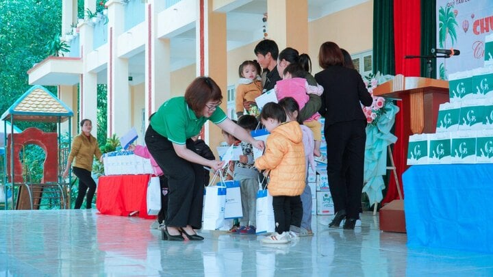 Những phần quà ý nghĩa từ nhãn hàng Yoosun Rau má.