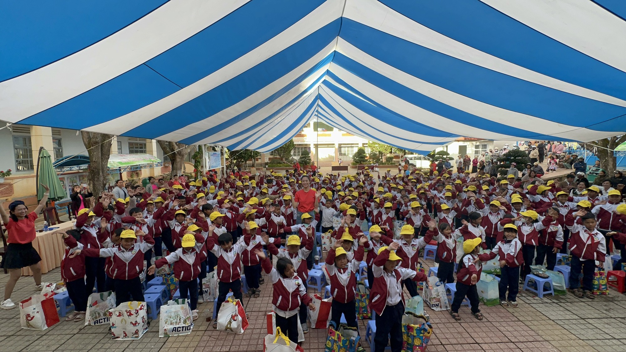 Lương Thùy Linh đội mưa gió làm từ thiện ở vùng cao, Thiên Ân tham dự Đại hội Sinh viên - Ảnh 5.