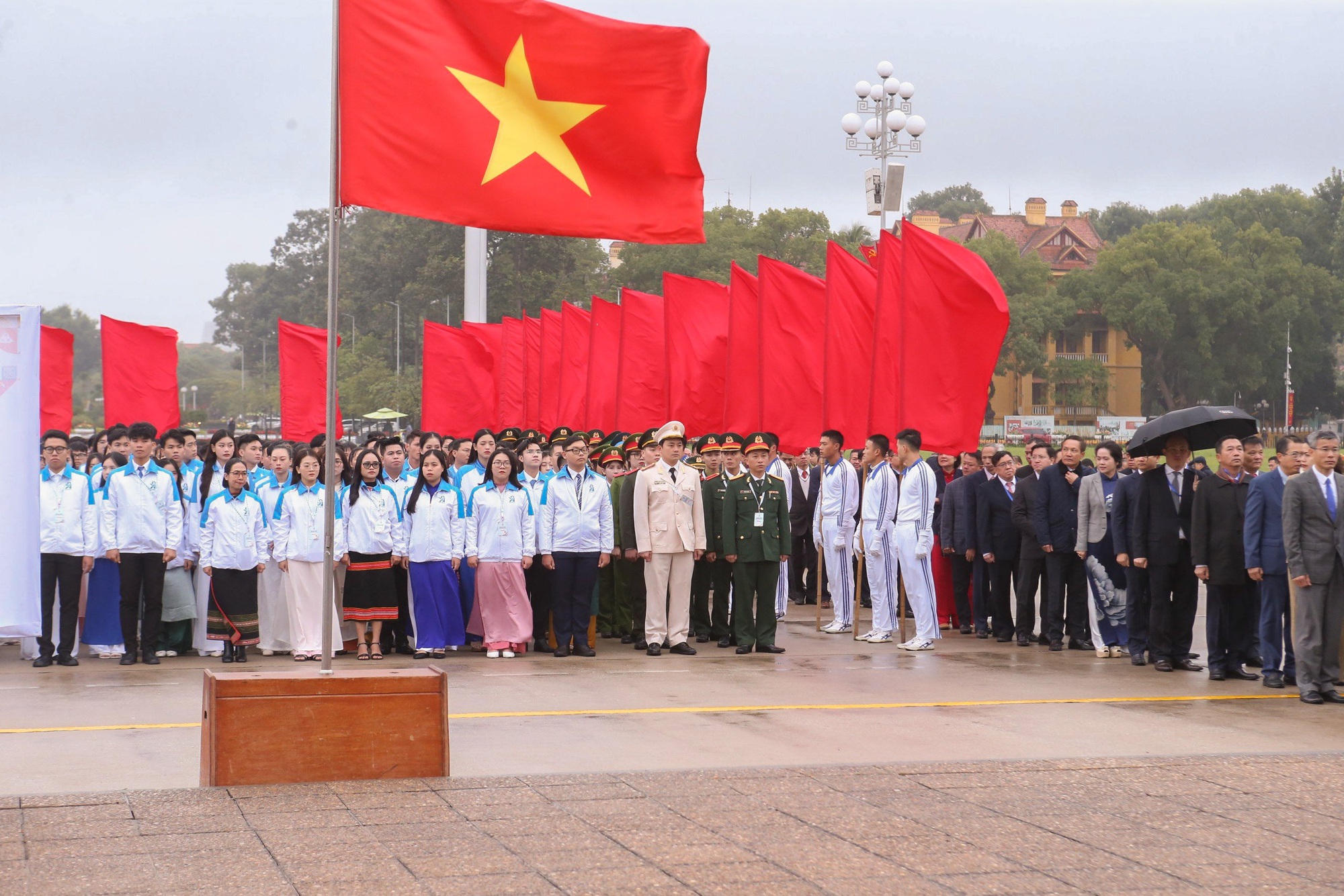 Lương Thùy Linh đội mưa gió làm từ thiện ở vùng cao, Thiên Ân tham dự Đại hội Sinh viên - Ảnh 8.