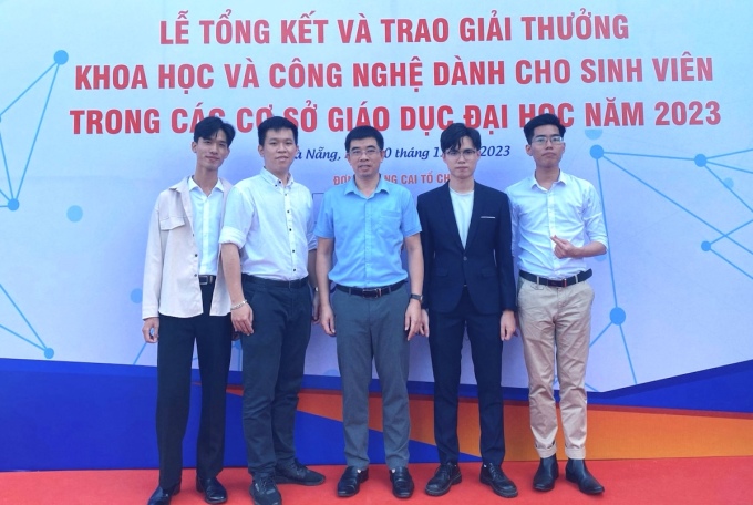 Sơn (thứ hai từ phải sang) tại lễ trao giải thưởng khoa học và công nghệ dành cho sinh viên hồi tháng 11. Ảnh: Nhân vật cung cấp