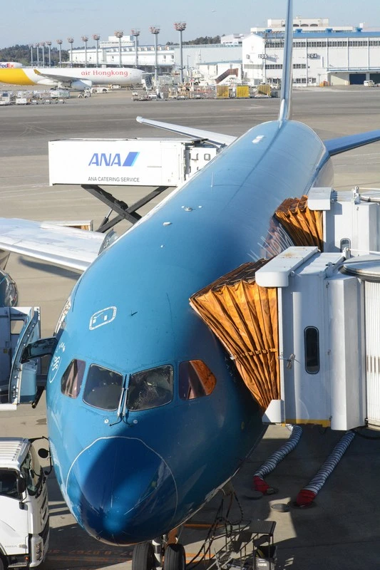 ベトナム航空の飛行機、日本への飛行中にコックピットの窓にひびが入った - Vietnam.vn