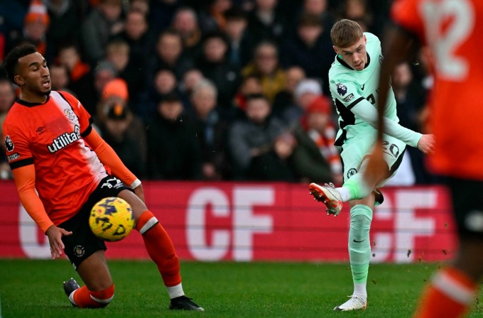 Palmer dứt điểm trong trận Chelsea thắng Luton Town 3-2 ngày 30/12/2023 trên sân Kenilworth Road. Ảnh: AFP 