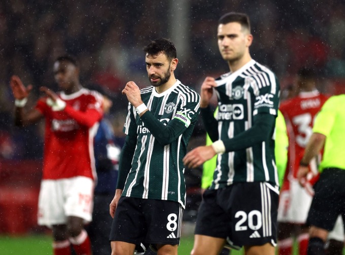 Bruno Fernandes (số 8) thất vọng sau trận thua Nottingham Forest trên sân City Ground ngày 30/12 ở vòng 20 Ngoại hạng Anh. Ảnh: Reuters