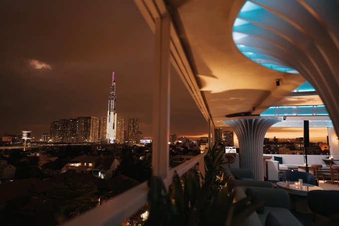 Quán có tầm nhìn ra khu vực hầm Thủ Thiêm và Landmark 81. Ảnh: Afterglow Sky bar