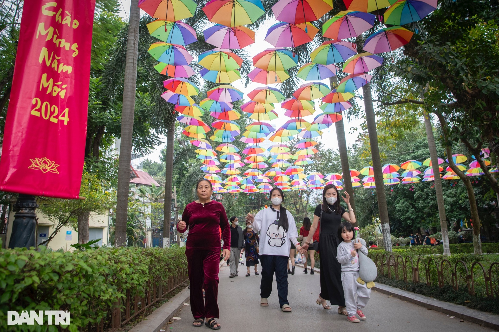 Dòng người ùn ùn đổ về các khu vui chơi, phố đi bộ Hồ Gươm chật như nêm - 9