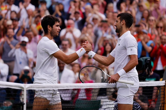 Alcaraz (trái) đánh bại Djokovic ở chung kết Wimbledon 2023, qua đó giành Grand Slam thứ hai. Ảnh: Reuters