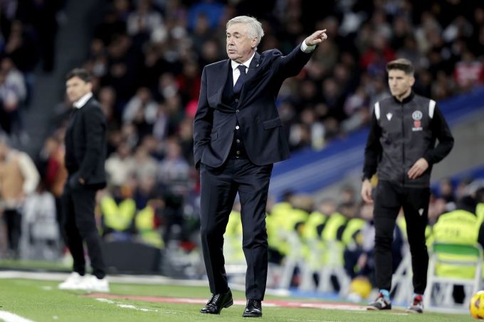 Ancelotti chỉ đạo Real trong trận thắng Granada 2-0 tối 2/12. Ảnh: Soccrates