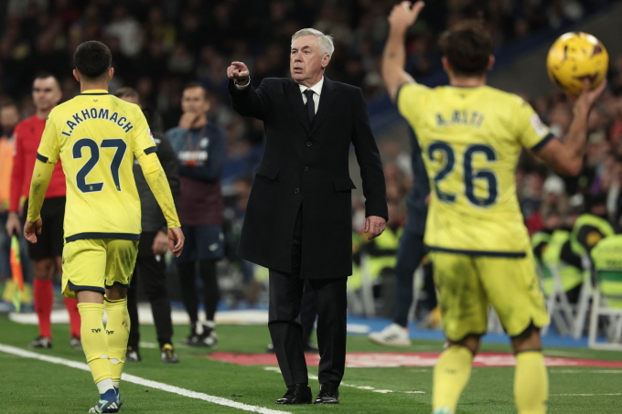 HLV Ancelotti chỉ đạo cầu thủ Real trong trận đấu Villarreal ở vòng 17 La Liga trên sân Bernabeu tối 17/12. Ảnh: Reuters