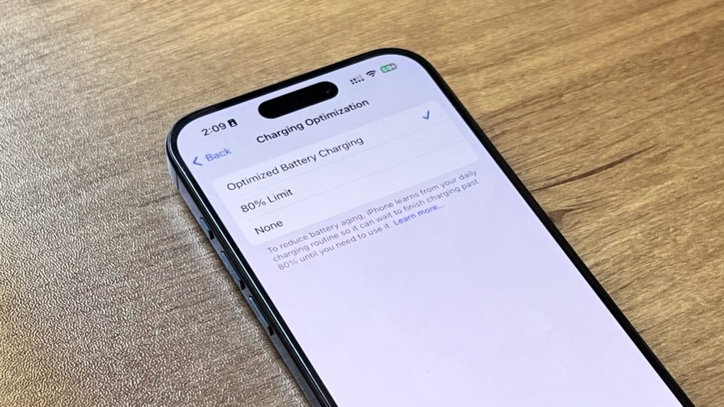 Apple hướng dẫn cách tối ưu hóa pin cho iPhone 15 - Ảnh 1.
