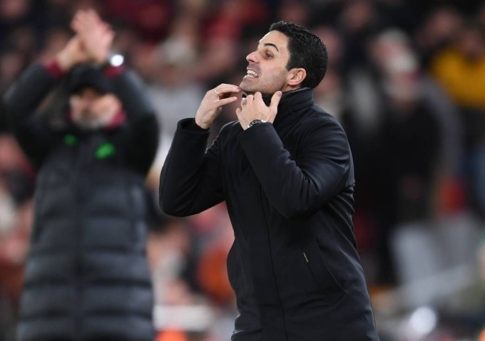 Arteta chỉ đạo cầu thủ Arsenal trong hiệp một trận hòa 1-1 trên sân Anfield ở vòng 18 Ngoại hạng Anh ngày 23/12. Ảnh: arsenal.com