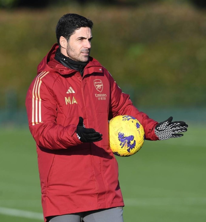 HLV Arteta chỉ đạo buổi tập của Arsenal tại Colney, London ngày 1/12. Ảnh: arsenal.com