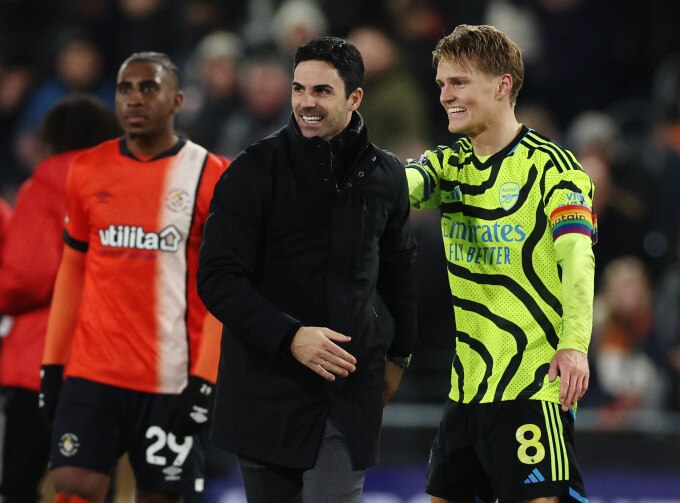 Tiền vệ Martin Odegaard chia vui với HLV Mikel Arteta sau trận Arsenal thắng Luton Town 4-3 ở vòng 15 Ngoại hạng Anh trên sân Kenilworth Road ngày 5/12. Ảnh: Reuters