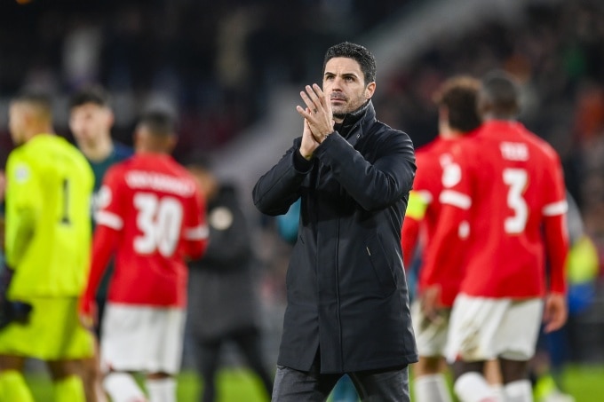 HLV Mikel Arteta vỗ tay tri ân CĐV, sau khi Arsenal hòa 1-1 trên sân của PSV ở lượt cuối vòng bảng Champions League ngày 12/12. Ảnh: Reuters