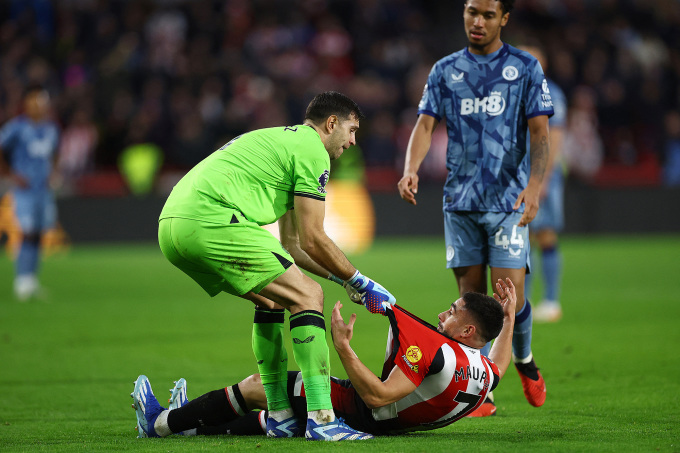 Thủ môn Emi Martinez nắm áo tiền đạo Neal Maupay cuối trận Aston Villa thắng Brentford 2-1. Ảnh: Reuters