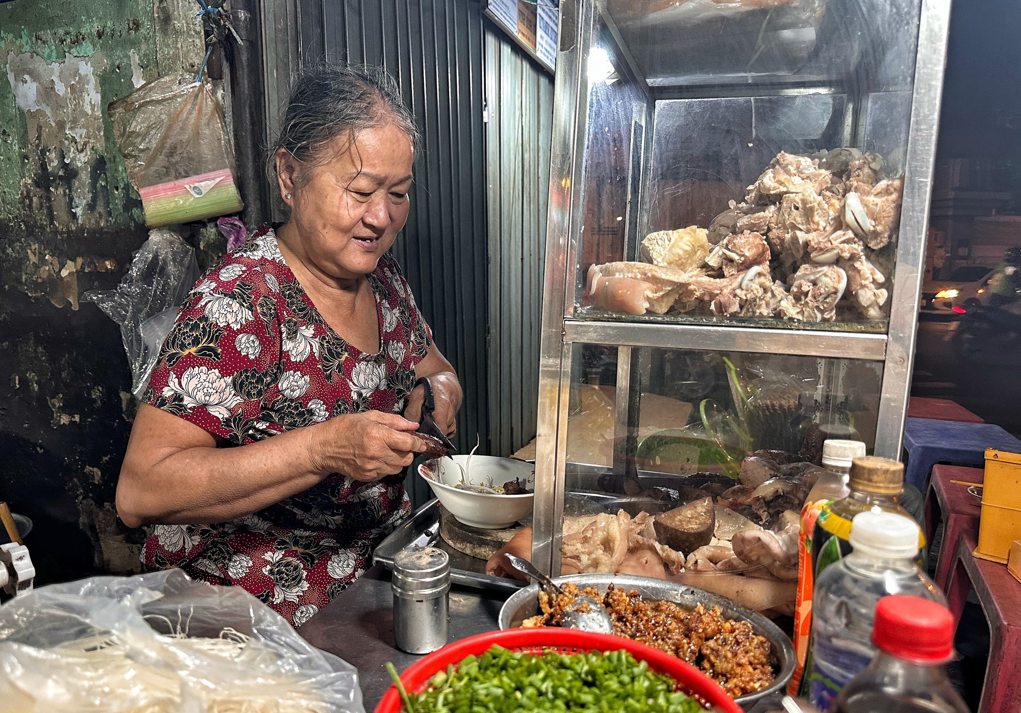 Cháo đêm kỳ lạ ngay trung tâm TP.HCM: Bà chủ… 'siêu nhân' một mình bán đến 4 giờ sáng- Ảnh 1.