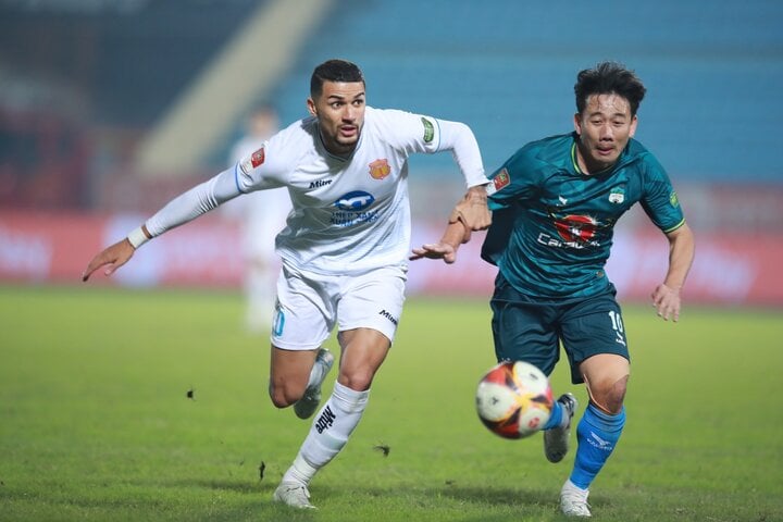 CLB Nam Định đứng đầu bảng xếp hạng V.League sau vòng 8.