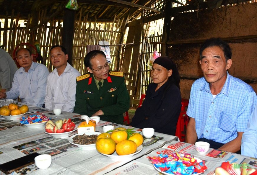 bao quan doi nhan dan phoi hop trao nha dai doan ket tai huyen hoa an tinh cao bang hinh 1