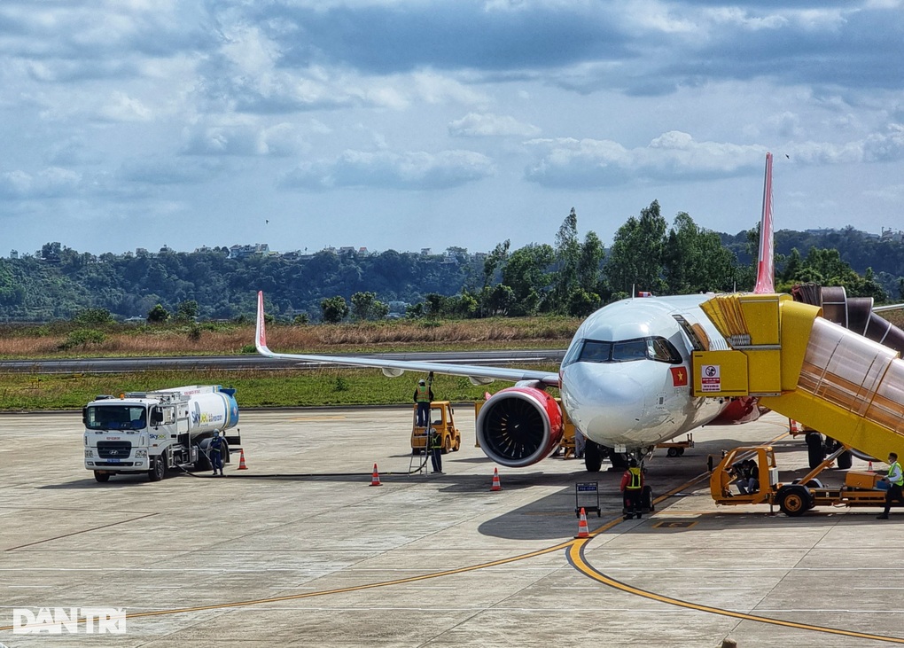 Bộ GTVT chốt tăng giá trần vé máy bay nội địa lên mức 4 triệu đồng - 1