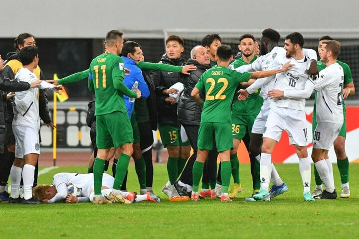 Cầu thủ Buriram United và Zhejiang FC hỗn chiến. (Ảnh: Getty)