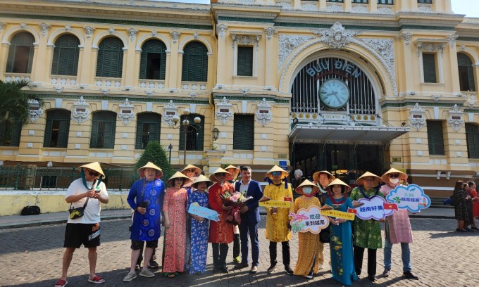 Đoàn khách nước ngoài ghé thăm Bưu điện TP HCM tháng 2. Ảnh: Bích Phương