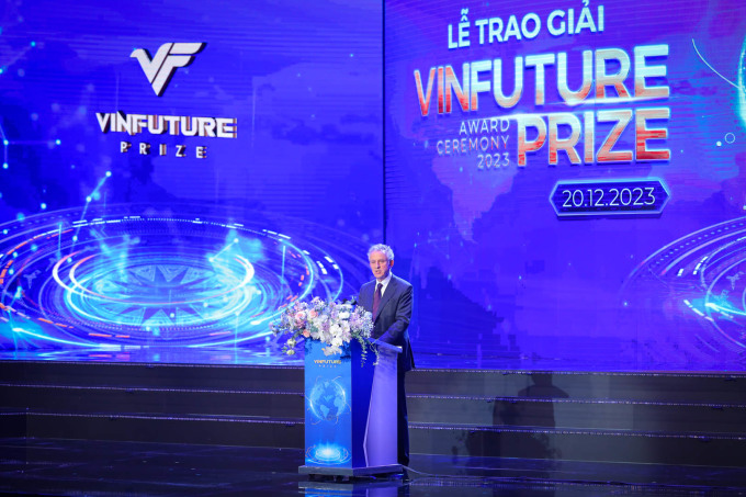 GS. Sir Richard Henry Friend phát biểu tại lễ trao giải ngày 20/12. Ảnh: Quỹ VinFuture