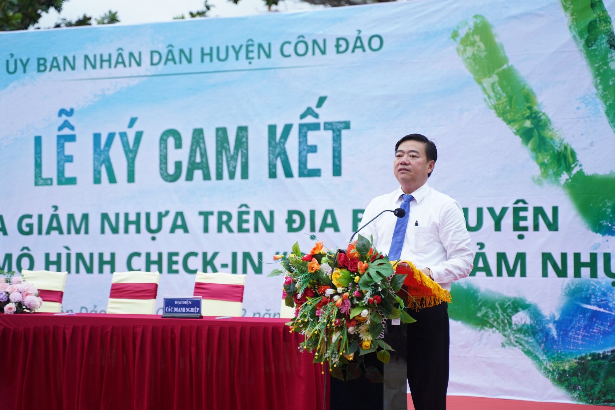 Côn Đảo và các doanh nghiệp ký cam kết tham gia giảm nhựa - Ảnh 1.