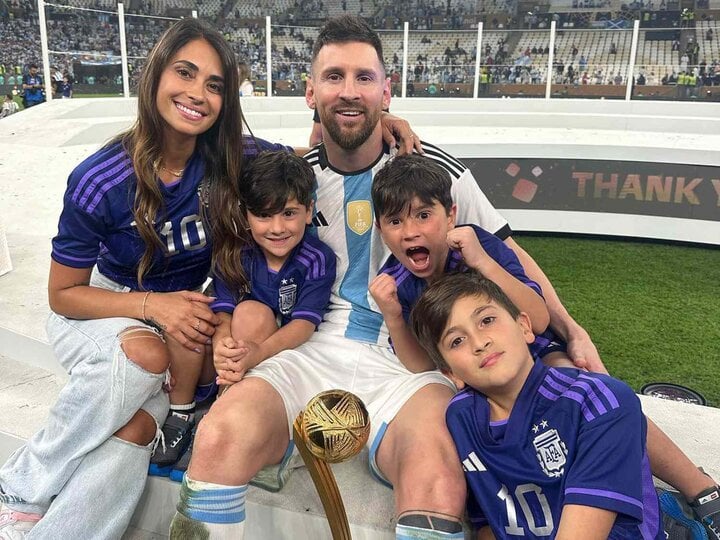 Messi chụp ảnh kỷ niệm chức vô địch World Cup 2022 cùng vợ và các con.