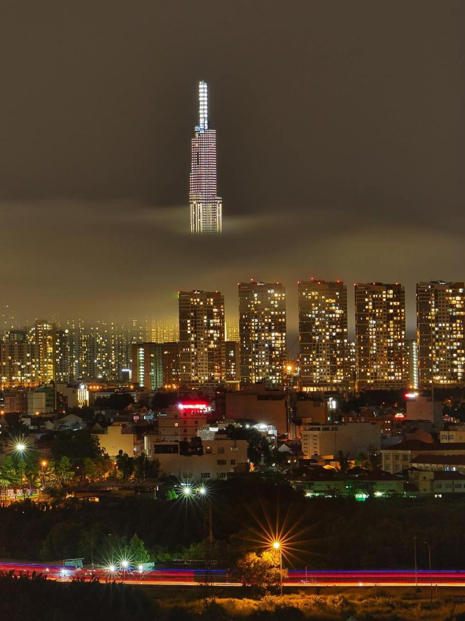 Giải Nhì: Tác phẩm “Skyscraper Shrouded in Clouds” - Tác giả Catalin Chitu. Ảnh: Catalin Chitu