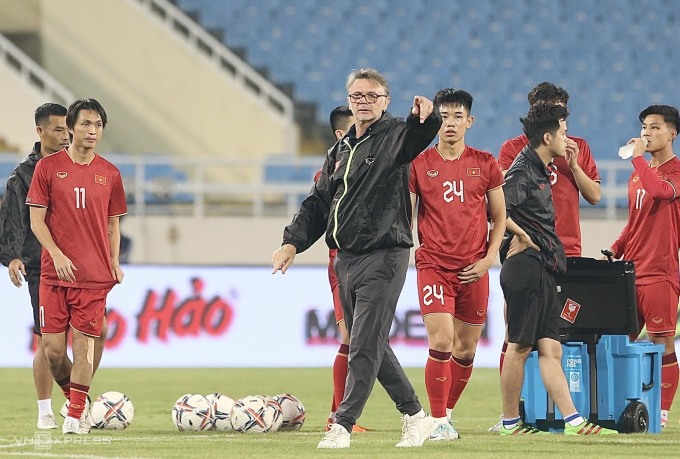 HLV Philippe Troussier chỉ đạo tuyển Việt Nam tập luyện trước trận gặp Iraq ở vòng loại hai World Cup 2026 tại sân Mỹ Đình. Ảnh: Hiếu Lương