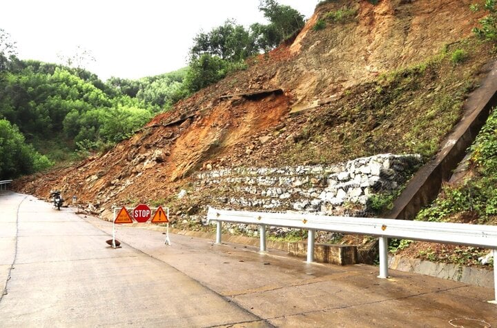 Hàng ngàn khối đất đá từ trên núi bất ngờ trút ào ạt xuống Tỉnh lộ 624, đoạn qua đèo Eo Chim. (Ảnh: M.L)