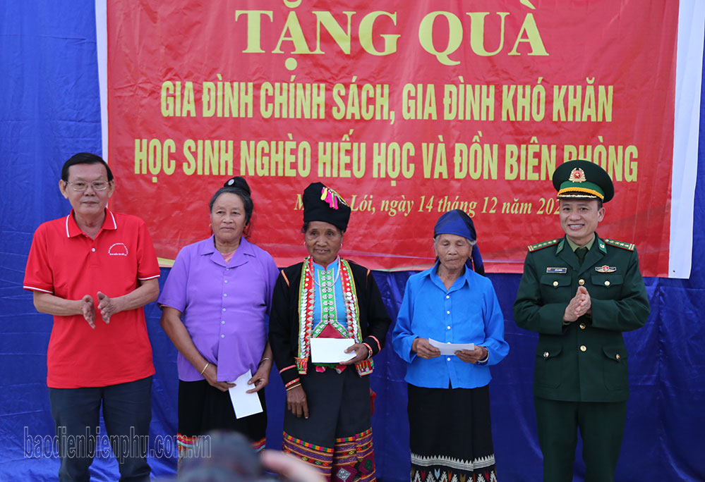 doan can bo nha bao tieu bieu tp ho chi minh trao qua ho tro nhan dan huyen dien bien hinh 1