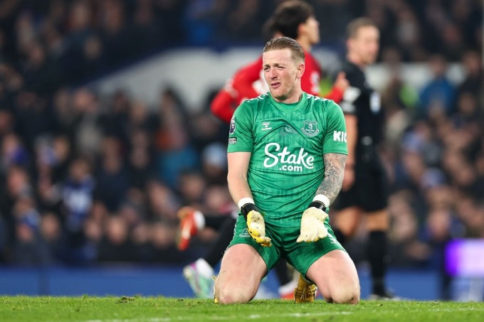 Thủ môn Jordan Pickford thất vọng trong trận Everton thua Man Utd 0-3 ở vòng 13 Ngoại hạng Anh hôm 26/11 trên sân Goodison Park, trận đầu tiên của Everton sau khi bị trừ điểm. Ảnh: AMA