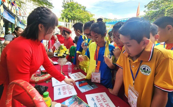 Học sinh đoán tên các di tích lịch sử qua hình ảnh. Ảnh: Lệ Nguyễn