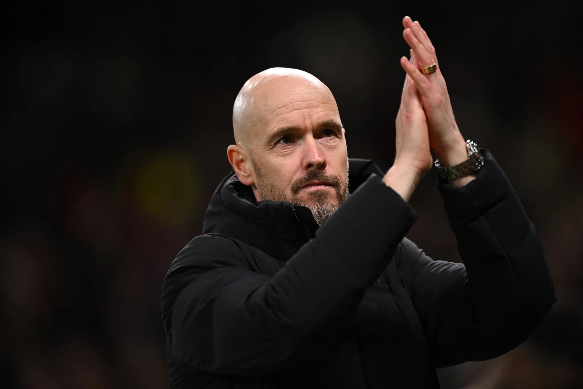 HLV Erik ten Hag nói gì về chủ mới M.U ngồi trên khán đài sân Old Trafford?- Ảnh 1.