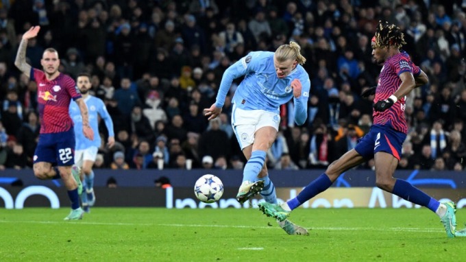 Haaland (giữa) ghi bàn trong trận Man City thắng Leipzig 3-2 ở vòng bảng Champions League hôm 28/11, trên sân Etihad. Ảnh: AFP