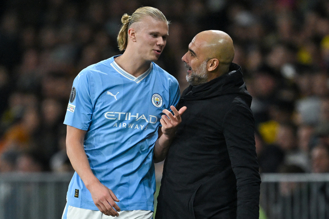 Haaland (trái) và HLV Guardiola trong trận Man City gặp Young Boys tại Champions League, diễn ra trên sân Wankdorf, tại Bern ngày 25/20/2023. Ảnh: AFP