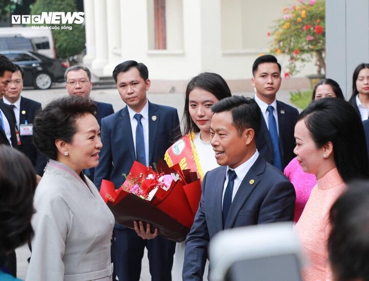 Phu nhân Chủ tịch nước Phan Thị Thanh Tâm đón Giáo sư Bành Lệ Viên - Phu nhân Tổng Bí thư, Chủ tịch nước Trung Quốc tới thăm Đại học Quốc gia Hà Nội.