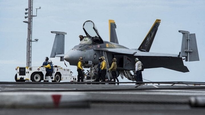 Một máy bay chiến đấu F/A-18E Super Hornet trên sàn đáp của tàu sân bay USS Dwight D. Eisenhower. (Ảnh: RT)