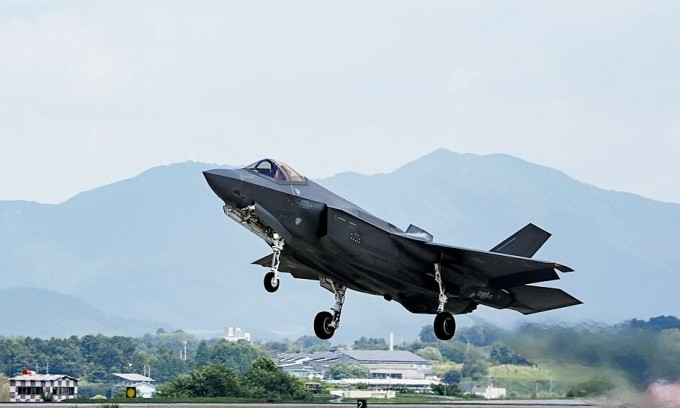 Tiêm kích F-35A cất cánh tại căn cứ không quân Cheongju của Hàn Quốc, cách thủ đô Seoul khoảng 147 km về phía nam, vào ngày 21/8. Ảnh: Yonhap