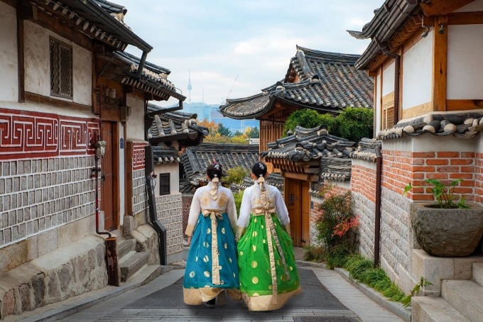 Khách du lịch trải nghiệm làng Bukchon Hanok Village. Ảnh: Prasit photo