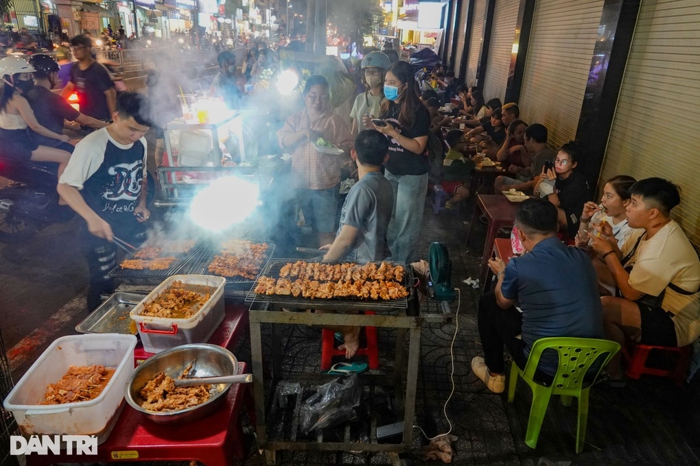 Hàng xiên nướng doanh thu hơn 16 triệu đồng/ngày: Bí quyết đông nghịt khách - 1