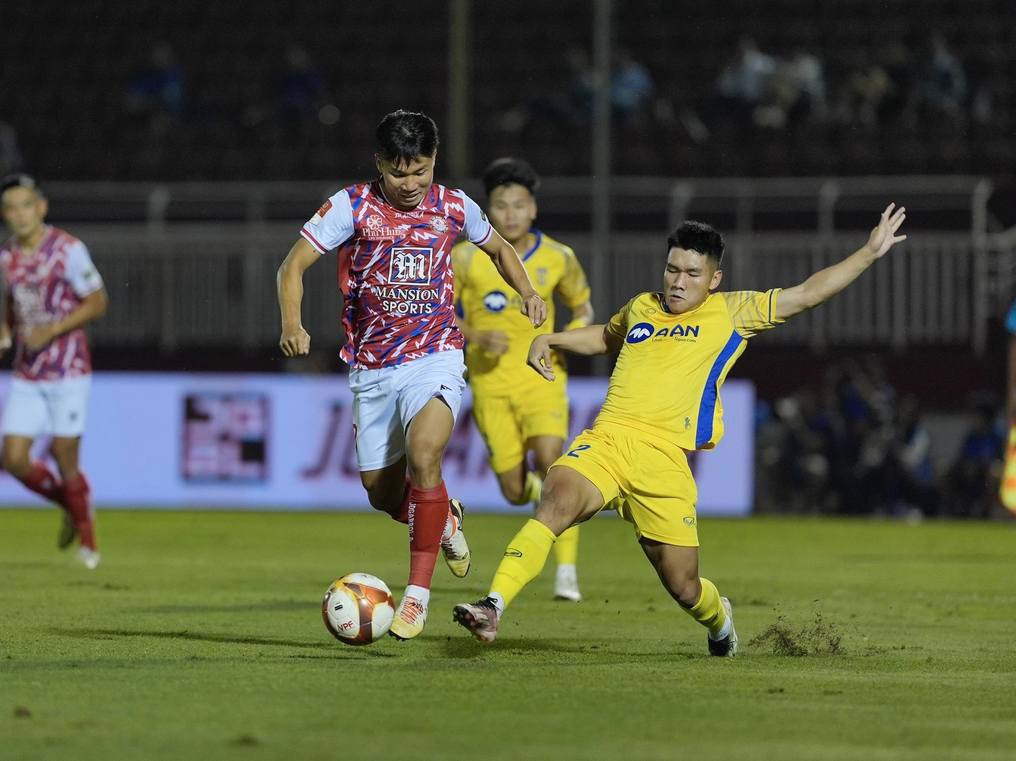 Hậu vệ khách đốt lưới nhà, CLB TP.HCM tạm biệt cơn khủng hoảng, lọt tốp 4 V-League- Ảnh 1.