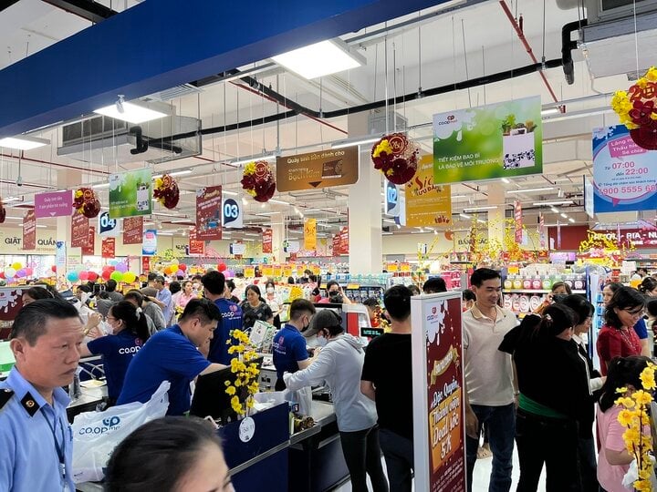 Co.opmart Cái Bè nằm trong Sensemarket Cái Bè, có diện tích 2000 m2 kinh doanh 30000 mặt hàng.