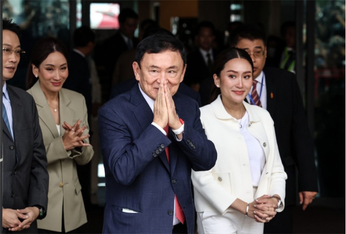 Former prime minister Thaksin Shinawatra offers a wai as he joins family members on his arrival at Don Mueang airport after returning from self-exile on Aug 22 this year. (Photo: Bloomberg) Please credit and share this article with others using this link:https://www.bangkokpost.com/thailand/general/2709724/thaksin-could-stay-out-of-jail. View our policies at http://goo.gl/9HgTd and http://goo.gl/ou6Ip. © Bangkok Post PCL. All rights reserved.