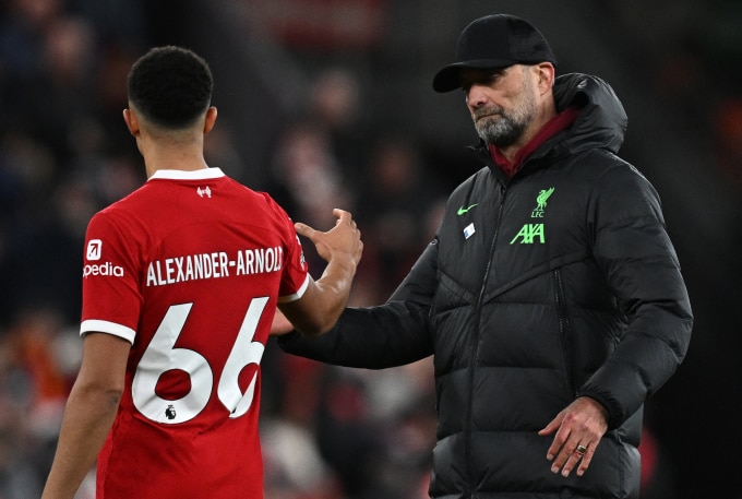 HLV Klopp bắt tay hậu vệ Trent Alexander-Arnold sau khi Liverpool hòa Man Utd 0-0 trên sân Anfield ở vòng 17 Ngoại hạng Anh ngày 17/12. Ảnh: AFP