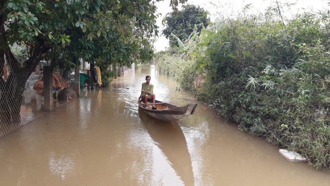 Nhiều tuyến đường liên xã Phong An bị ngập, người dân di chuyển bằng thuyền. Ảnh: Công Phước