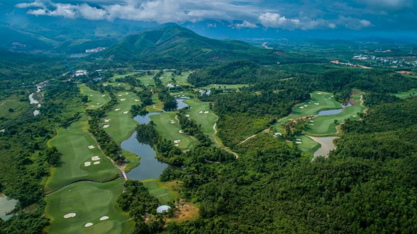 Lý do làn sóng khách Hàn đến chơi golf ở Đà Nẵng, Huế - Ảnh 1.