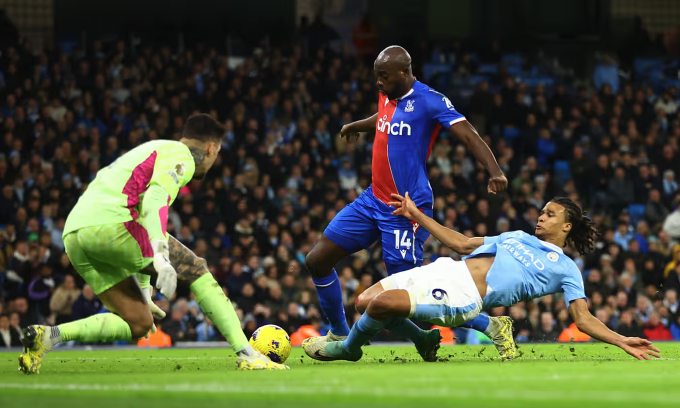 Jean-Philippe Mateta rút ngắn tỷ số 1-2 cho Palace trước Man City vào tối 16/12. Ảnh: Reuters