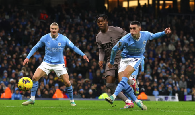 Foden nâng tỷ số lên 2-1 cho Man City. Ảnh: Reuters